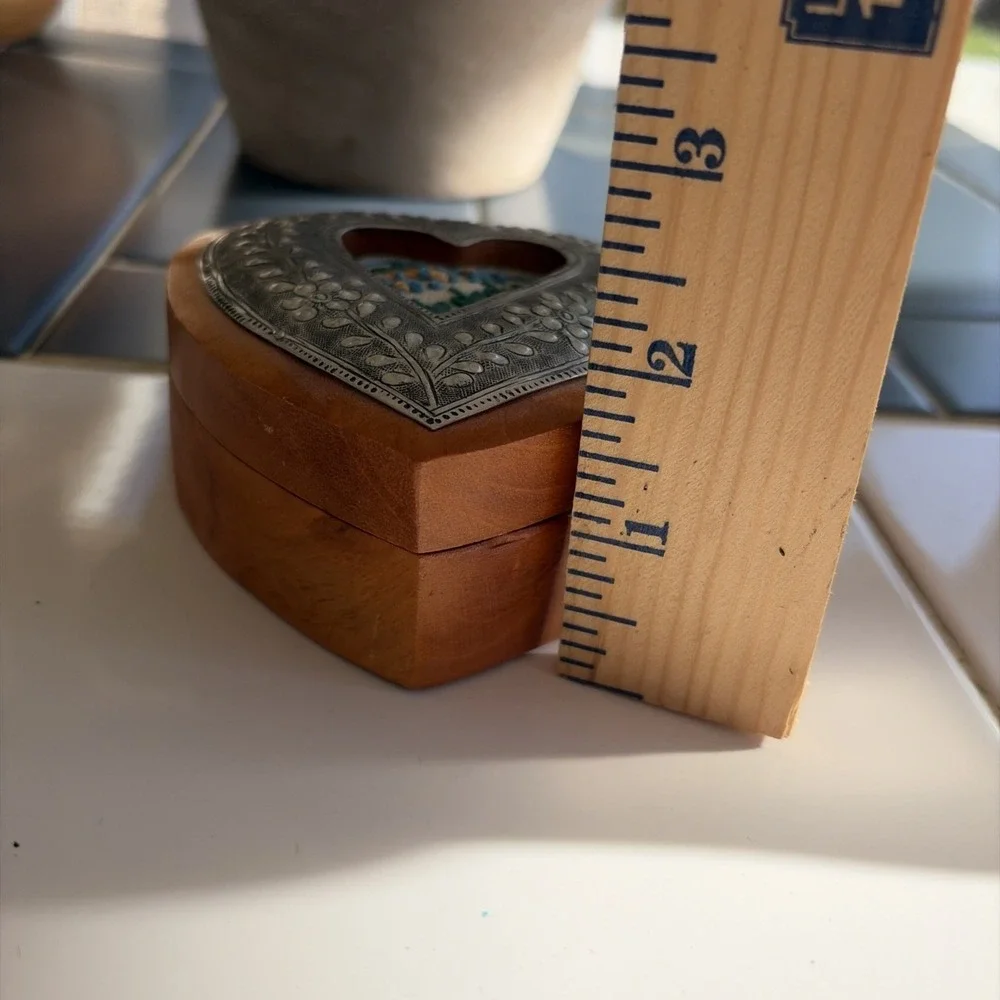 Decorative art heart shaped trinket or jewelry box, wood/metal (B1)